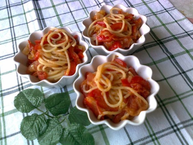 Spaghetti z papryką i pomidorami