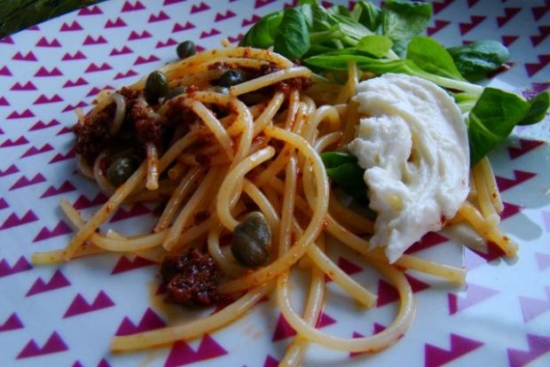 Spaghetti z pesto z suszonych pomidorów 