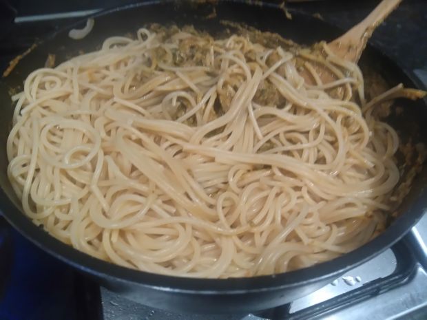 Spaghetti z pieczarkami i pesto z natki marchewki