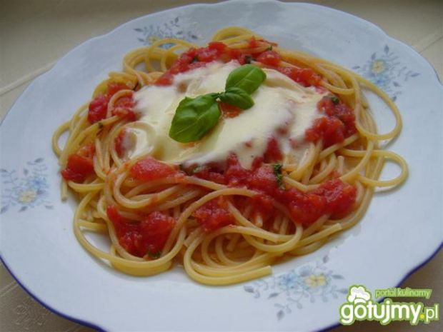 Spaghetti z pomidorami czosnkiem i mozza