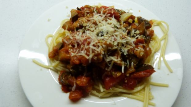 Spaghetti z pomidorami i bakłażanem