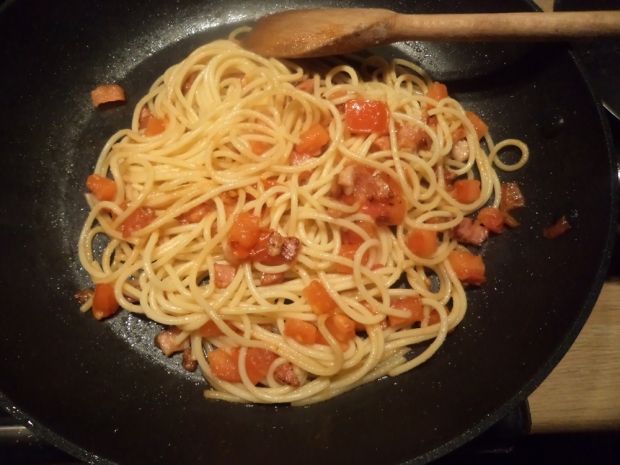 Spaghetti z pomidorem i smażonym boczkiem .