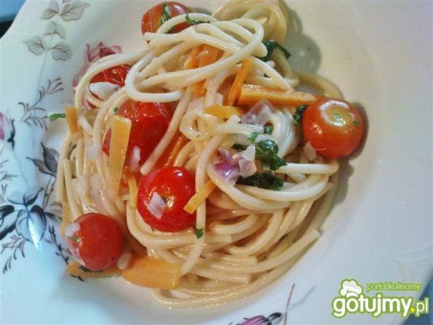 Spaghetti z pomidorkami i jarmużem