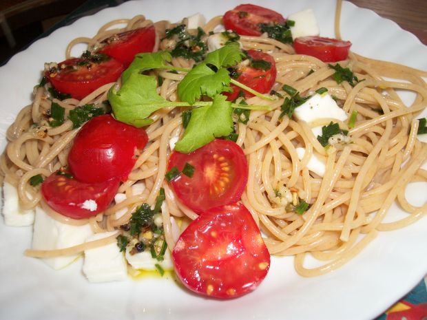 Spaghetti z pomidorkami i kozim serem