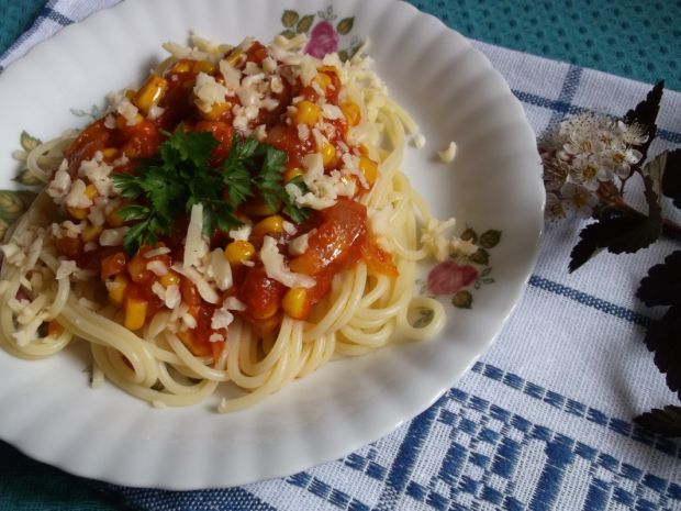 Spaghetti z pomidorowo-kukurydzianym sosem