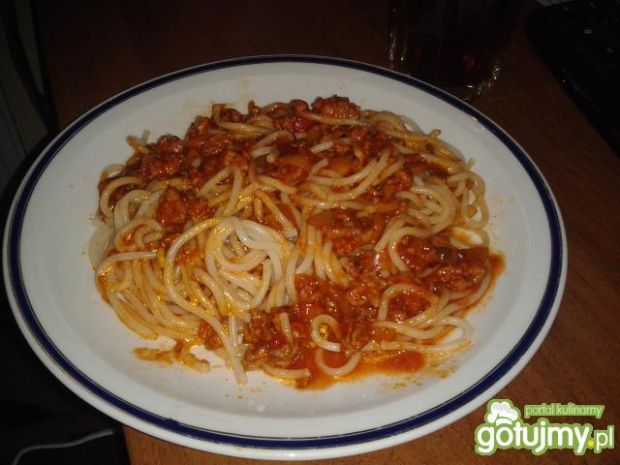 Spaghetti z pomidorowo-mięsnym sosem
