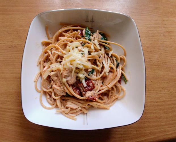 Spaghetti z pstrągiem i szpinakiem