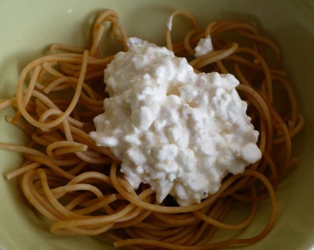 Spaghetti z serkiem i orzechami na słodko
