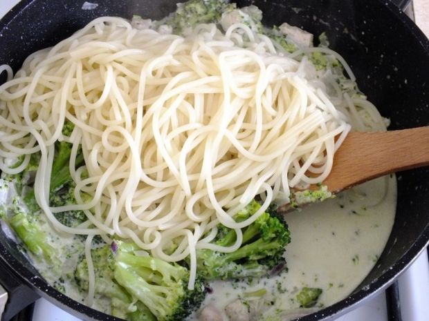 Spaghetti z sosem drobiowo - brokułowym