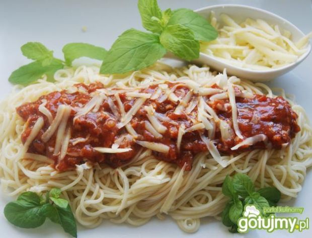 Spaghetti z sosem i serem Chedar