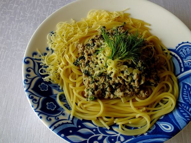 Spaghetti z sosem mięsno - pokrzywowym