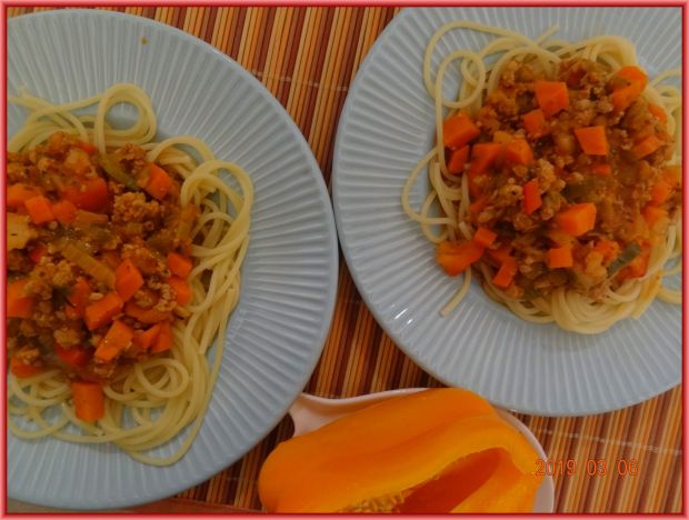 Spaghetti z sosem mięsno-warzywnym 