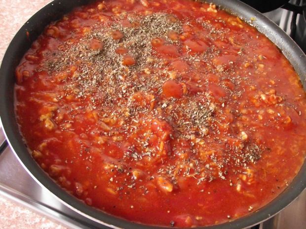 Spaghetti z sosem mięsnym na duszonych warzywach