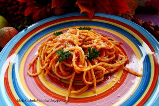 Spaghetti z sosem pomidorowym i grana