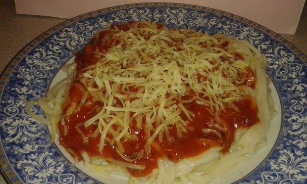 Spaghetti z sosem pomidorowym i serem
