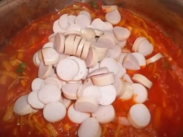 Spaghetti z sosem pomidorowym z parówkami