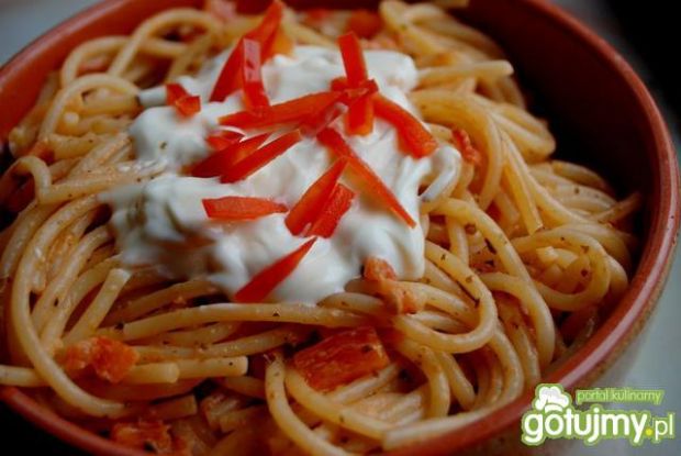 Spaghetti z sosem serowo-paprykowym!