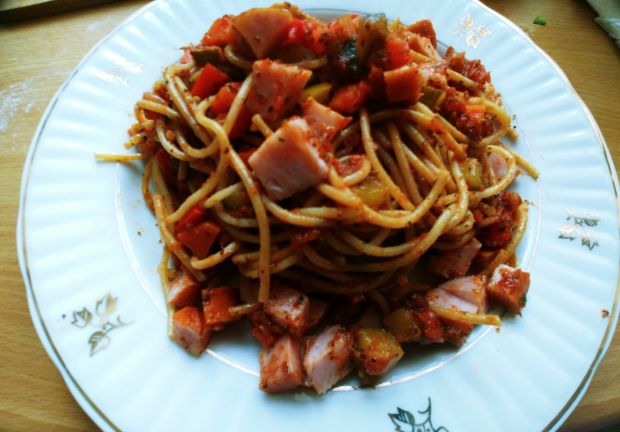 Spaghetti z warzywami i kiełbasą