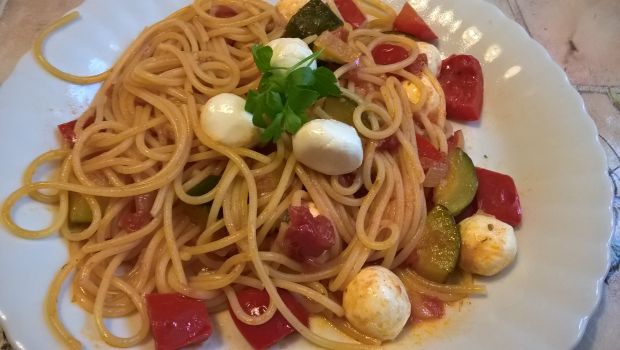 Spaghetti z warzywami i mozzarellą