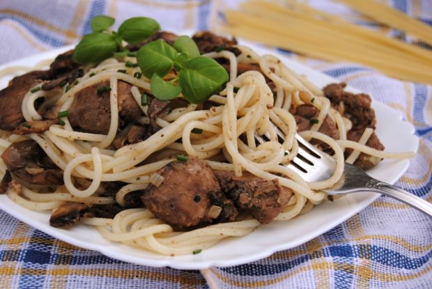 Spaghetti z wątróbką i pieczarkami