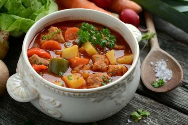 Staropolska zupa gulaszowa z karkówką