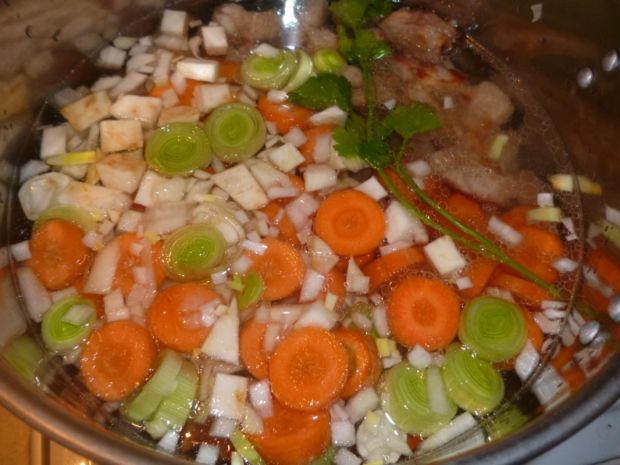 Staropolska zupa gulaszowa z karkówką