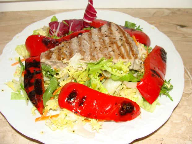 Stek z tuńczyka grillowany z papryką
