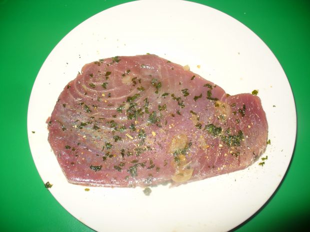 Stek z tuńczyka z natką i czosnkiem - grillowany