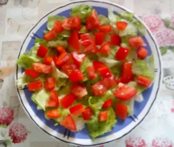 Surówka lodowa z pomidorem malinowym