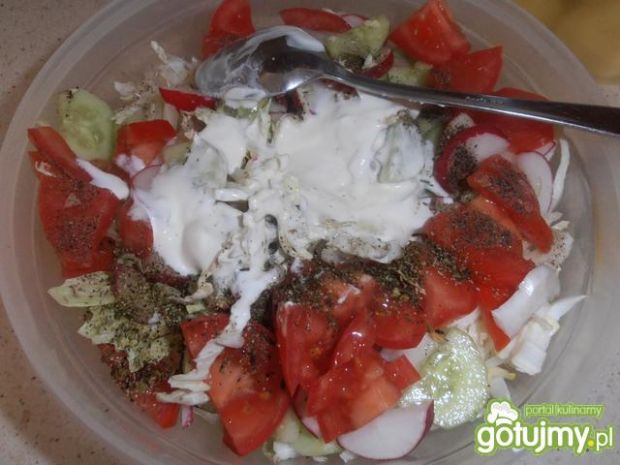 Surówka warzywna z jogurtem greckim
