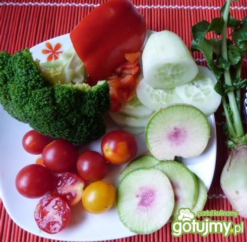 Surówka z brokuła, ogórków i pomidorków