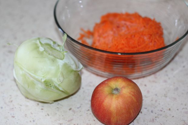 Surówka z kalarepy,marchewki i jabłuszka