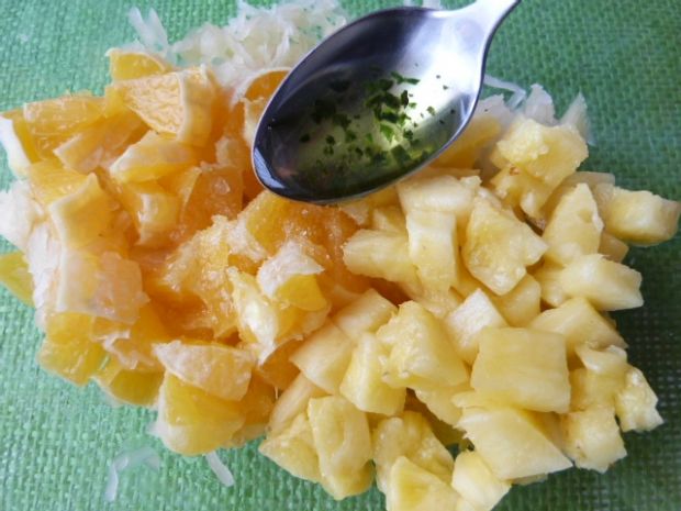 Surówka z kapusty z ananasem i pomarańczą