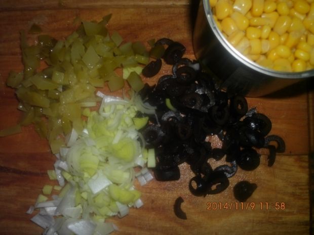 Surówka z kukurydzą,ogórkiem konserwowym i oliwkam