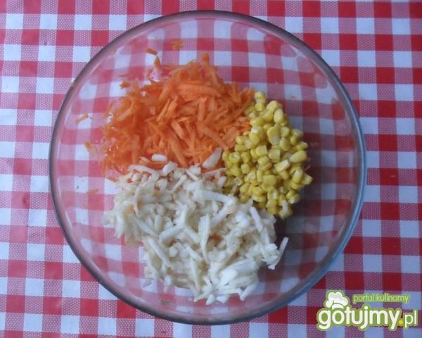 Surówka z marchewki, kukurydzy i jabłka