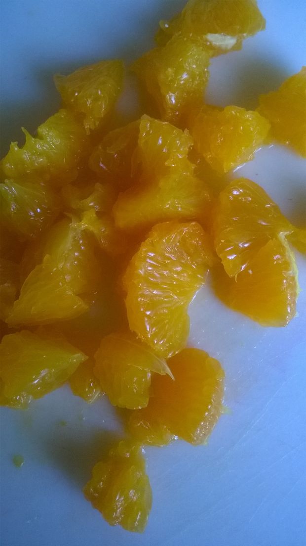Surówka z marchewki z mandarynką i orzechami
