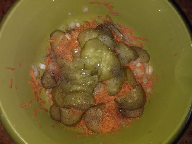 Surówka z ogórka kiszonego i marchewki
