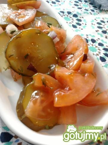 Surówka z ogórka kiszonego i pomidora