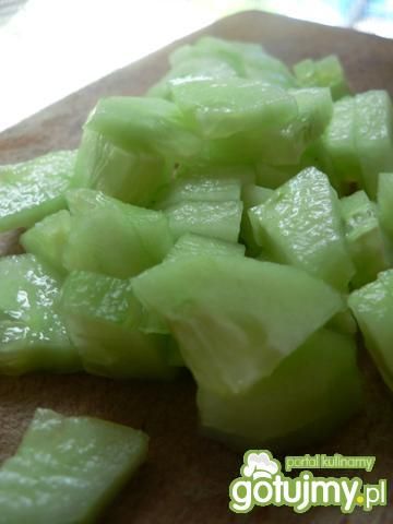 Surówka z ogórków i zielonej cebulki