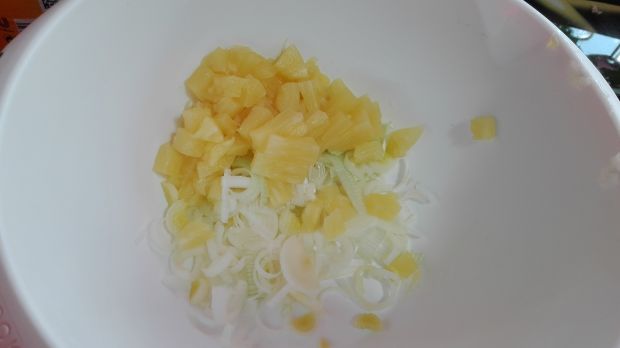 Surówka z pora, ananasa i marchwi