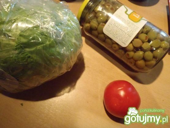 Surówka z sałatą, pomidorami i oliwkami