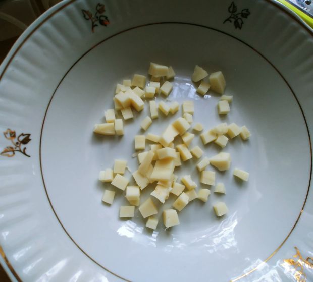Surówka z sałaty lodowej z orzechami i serem