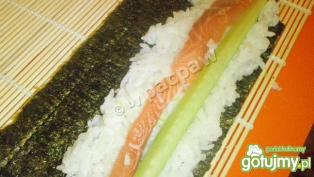 Sushi maki z łososiem, awokado i ogórkie