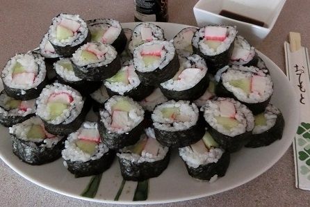 Sushi maki z ogórkiem i paluszkami krabowymi
