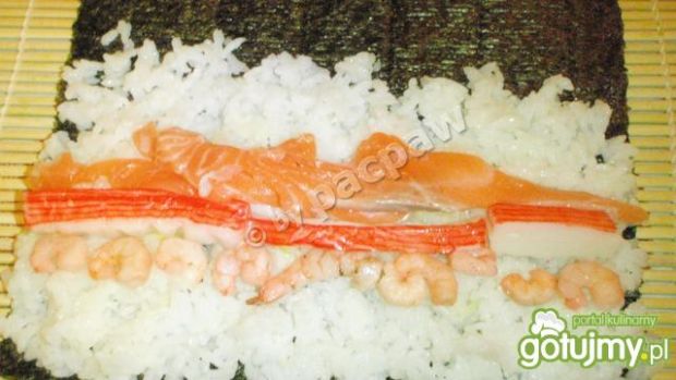 Sushi maki z surimi, łososiem i krewetka