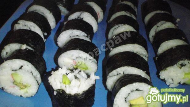 Sushi z awokado, ogórkiem i paluszkiem