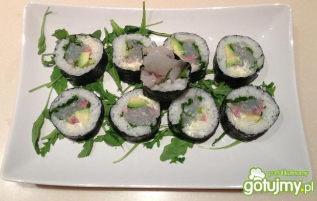 Sushi z doradą i japońskimi dodatkami