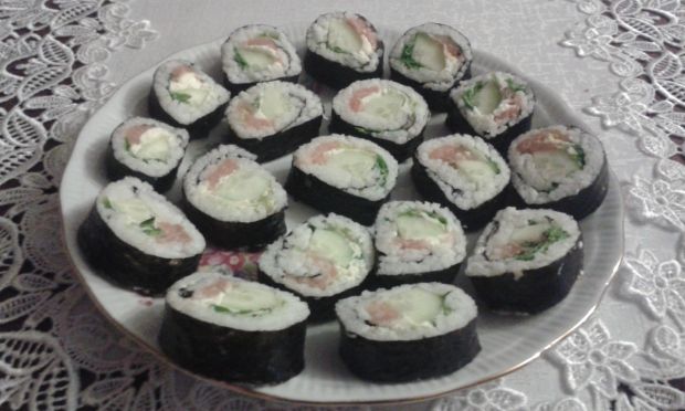 Sushi z łososiem, ogórkiem, serkiemi rukolą