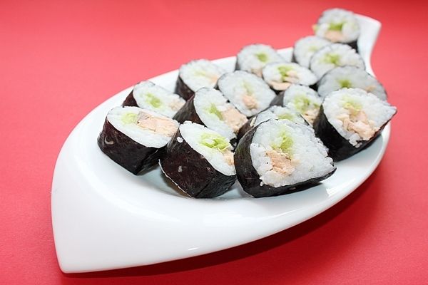 Sushi z łososiem  w sosie własnym i sałatą