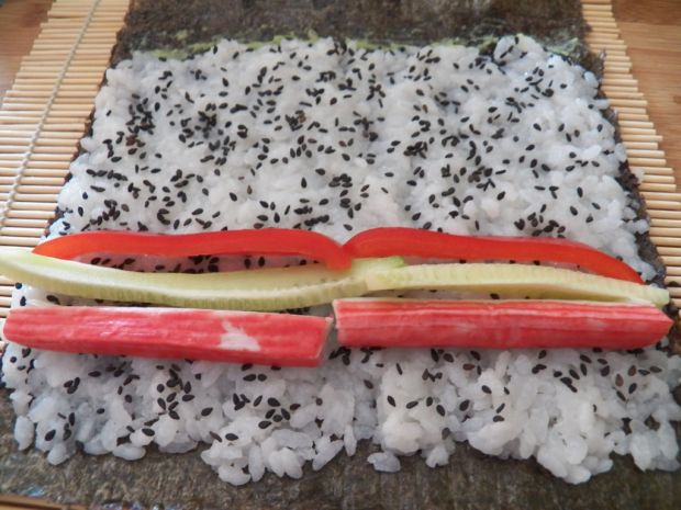 Sushi z paluszkami krabowymi ogórkiem i papryką